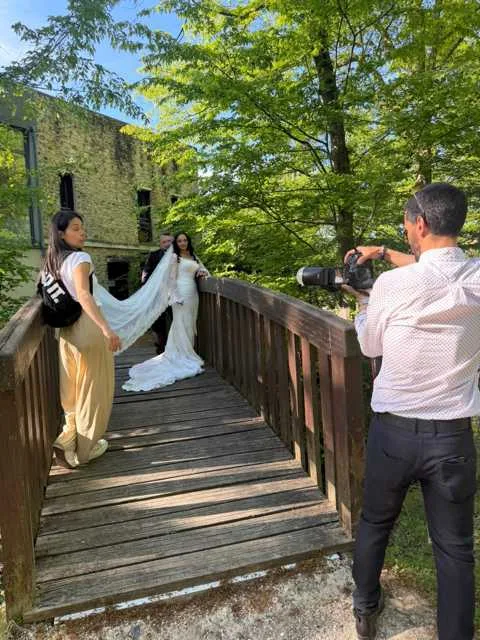 Sevda gelinin duvağını tutarken Ersin çifti fotoğraflıyor